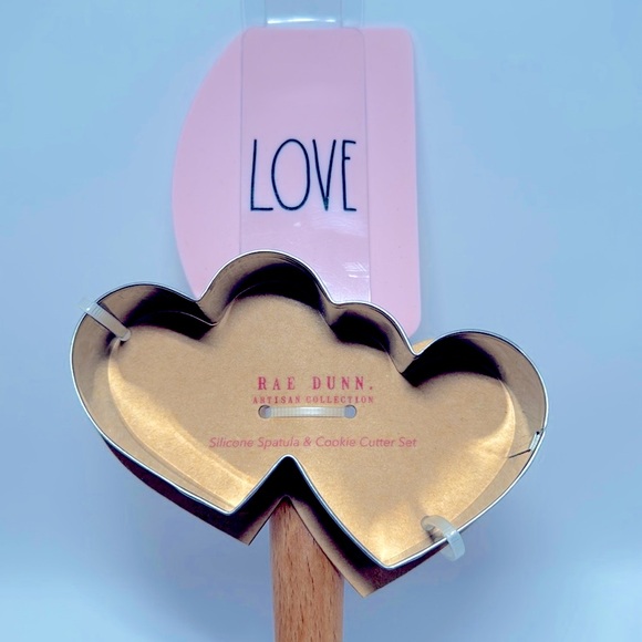 ❗️RAE DUNN LOVE PINK VALENTINES DAY SILICONE SPATULA & COOKIE CUTTER SET - Picture 1 of 6